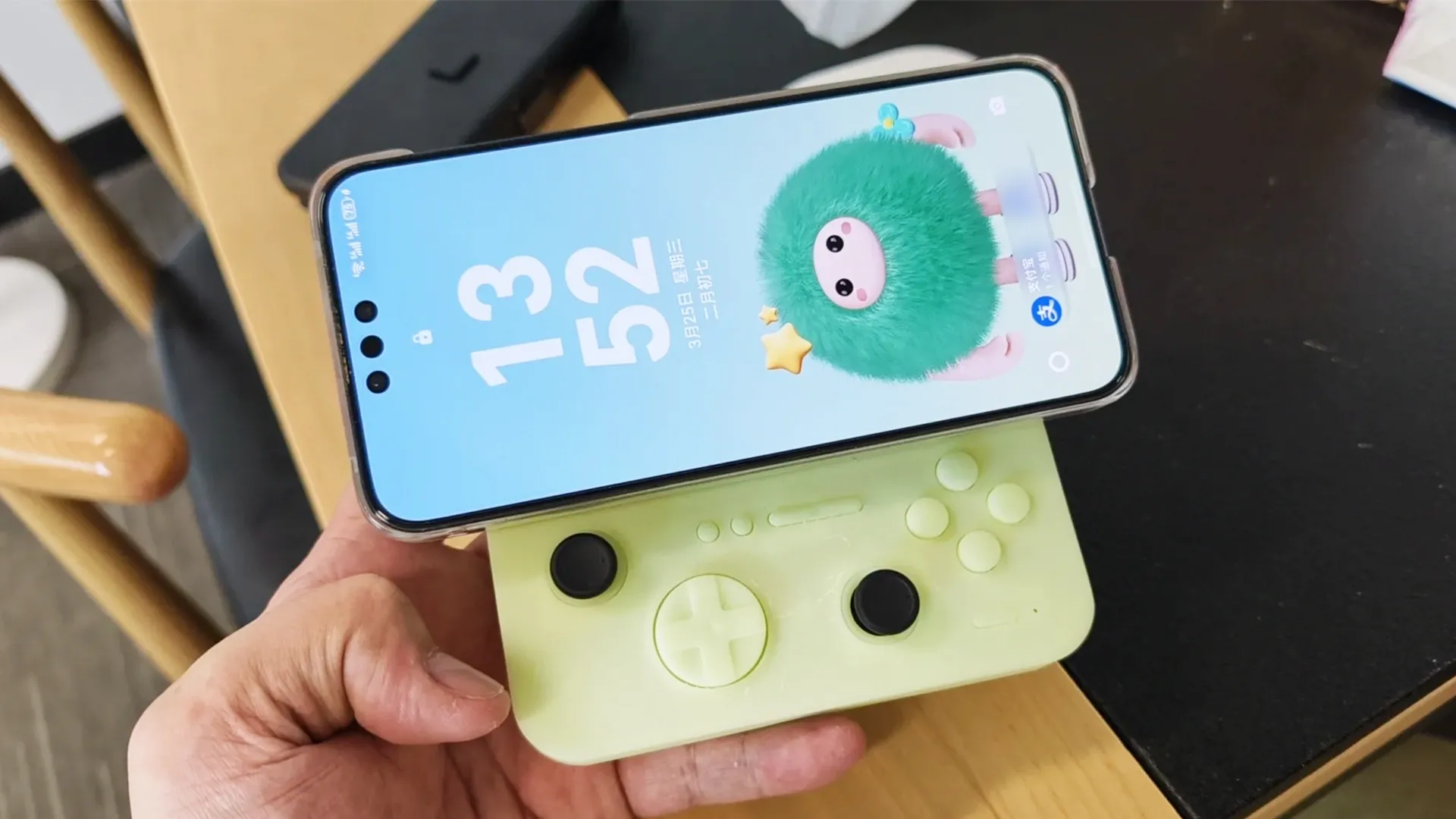 The GAMEMT E5 MODX Reimagines Retro Handhelds with Modular Design and Smartphone Integration